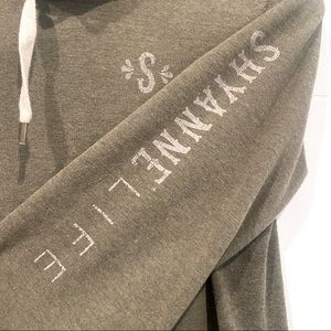 SHYANNE WOMEN'S OLIVE EMBROIDERED LOGO SLEEVE PULLOVER HOODIE